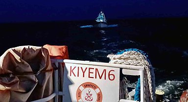 Arızalanan 17 metrelik lüks tekneyi KIYEM ekipleri kurtardı