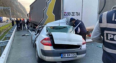 Artvin'de otomobil duran tıra arkadan çarptı: 1 yaralı