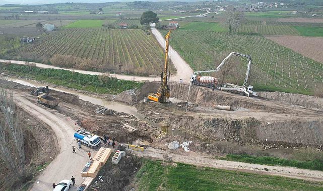 Aşırı yağmurda çöken Sarma Çayı Köprüsünde inşaat çalışmaları başladı