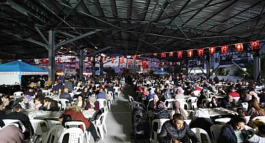Atay hizmete açtğı Adnan Menderes Kapalı Pazar Yeri'nde mahalle sakinleriile iftar açtı