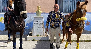 Atıyla, koyboy kıyafetiyle yine sandık başına gitti