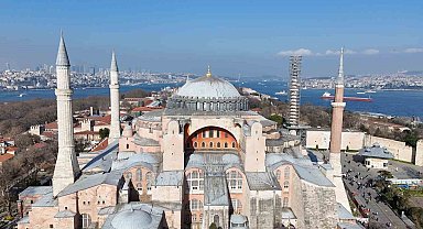 Ayasofya-i Kebir Camii Şerifi'ne Ramazan mahyası asıldı