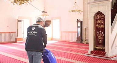 Aydın Büyükşehir Belediyesi camileri temizliyor