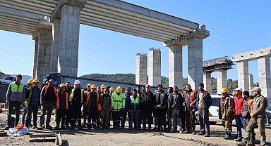 Aydın-Denizli Otoyol inşaatında kule vinçlerin bir kısmı söküm yaparak şantiyeyi terk ediyor