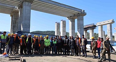 Aydın-Denizli Otoyolu'nda çalışan işçiler, aylardır paralarını alamadıkları gerekçesiyle grev başlattı
