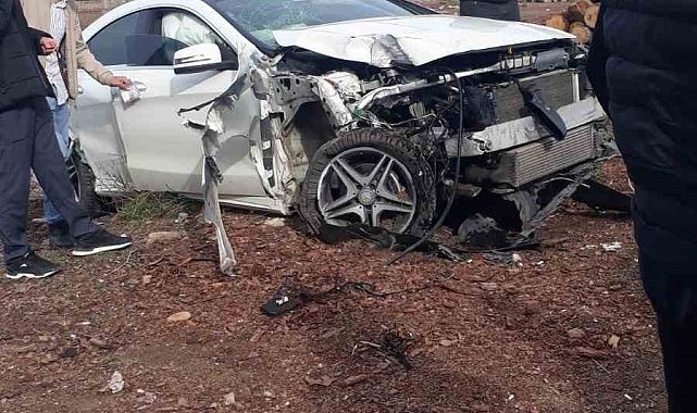 Aydınlatma direğine çarpan lüks otomobil kullanılamaz hale geldi