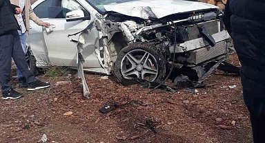 Aydınlatma direğine çarpan lüks otomobil kullanılamaz hale geldi