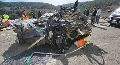 Aynı aileden 4 kişi feci kazada can verdi, araçlarından geriye demir yığını kaldı