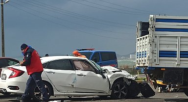 Ayvalık'ta 'U' dönüşü yapılan kamyonetle otomobil çarpıştı