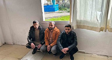 Bagaja saklanan göçmenlerin yakalandığı anlar kamerada