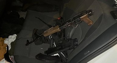 Bahçelievler'de durdurulan plakasız araçtan uzun namlulu silahlar çıktı: Şüpheliler hareket halindeki araçtan atladı
