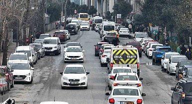 Bahçelievler'de trafik çilesi: 200 metre mesafe 25 dakikada gidiliyor