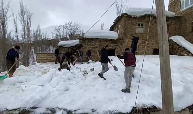 Bahçesaray'da imece usulü kar temizleme