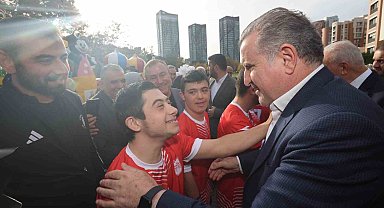Bakan Bak, down sendromlu milli sporculara başarılar diledi