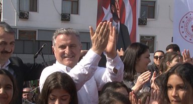 Bakan Bak Edirne'de Roman havası oynadı