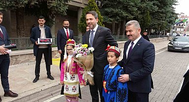Bakan Bayraktar, Uşak'ta esnafı ziyaret etti