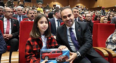 Bakan Kacır: "Türk gençleri gökyüzüne Türk'ün imzasını attı"