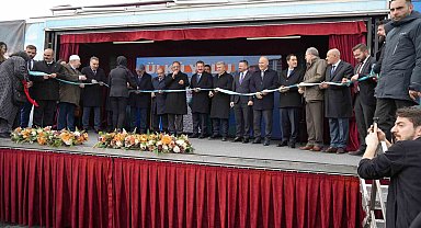 Bakan Özhaseki: "Hatır soruyor gibi davrandılar, selfieler çektiler, bırakıp gittiler. Bunlar da deprem turistleriydi"