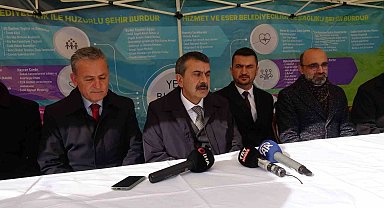 Bakan Tekin, Cumhuriyet Meydanı'nda AK Parti standını ziyaret etti.