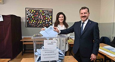 Balıkesir Büyükşehir Belediye Başkanı Yücel Yılmaz ailesi oy kullandı