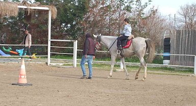 Balıkesir'de çocuklar ilk kez at binmenin sevincini yaşadı