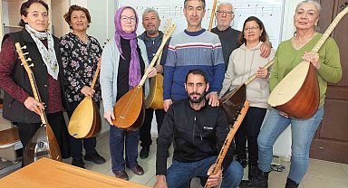 Balıkesir'de emekliler bağlama çalmayı öğreniyor