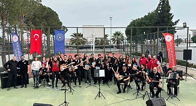 Balıkesirli gençler Ayvalık'ta pop konseri verdi