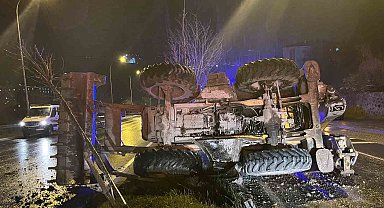 Bariyere çarpan iş makinesi refüje devrildi: 2 yaralı