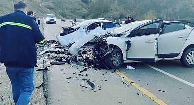 Bartın'da otomobiller kafa kafaya çarpıştı: 1 ölü, 1 yaralı