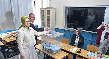 Başkan adayları Uluçay ve Küçükkurt oyunu kullandı