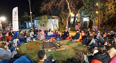 Başkan Böcek gençlerle gündüz konserde, akşam kamp ateşinde buluştu
