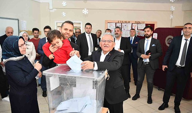 Başkan Büyükkılıç, eşi ve torunu ile birlikte oyunu kullandı