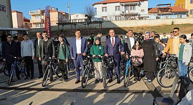 Başkan Çakın'dan öğrencilere anlamlı hediye