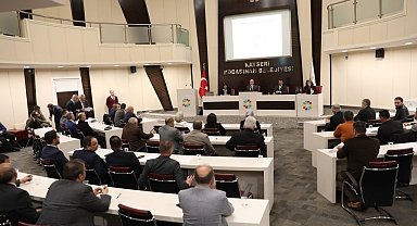 Başkan Çolakbayrakdar'dan meclis üyelerine plaket