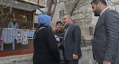 Başkan Ercan ziyaret ettiği okulda öğrencilerle futbol oynadı