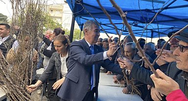 Başkan Erol'dan badem fidanı dağıtımı