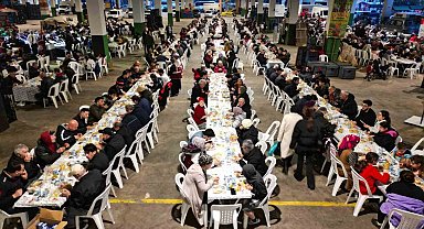 Başkan Hürriyet, ilk iftarı İzmitlilerle birlikte yaptı