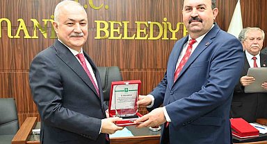 Başkan Kadir Kara'dan, meclis üyelerine teşekkür plaketi
