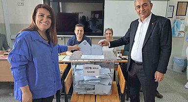 Başkan Kaplan oyunu eşi ile birlikte kullandı