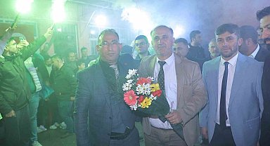 Başkan Kaya, çiçek ve meşalelerle karşılandı