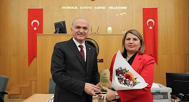 Başkan Özlü'den meclis üyelerine plaket