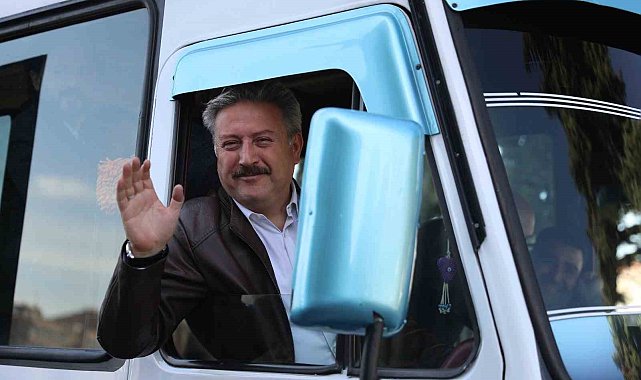 Başkan Palancıoğlu klasik araçlarla bayram havasında seçim turu attı