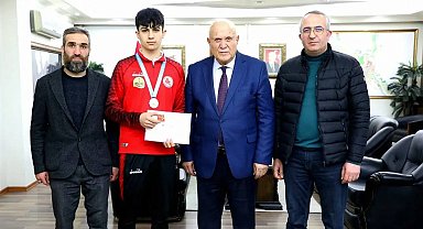 Başkan Pekmezci Kung Fu Türkiye İkincisini altınla ödüllendirdi