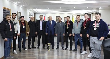 Başkan Pekmezci'den başarılı sporculara altın hediyesi