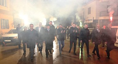 Başkan Pekmezci'ye vatandaşlardan sevgi gösterisi: Mahalleli Pekmezci'yi meşalelerle karşıladı