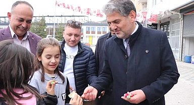 Başkan Suer çocukların yüzünü güldürmeyi başarıyor