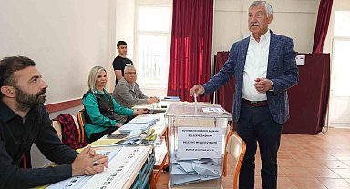 Başkan Zeydan Karalar, oyunu ailesiyle birlikte kullandı