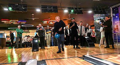 Başkan Zolan, gençlerle bowlingde hünerlerini sergiledi