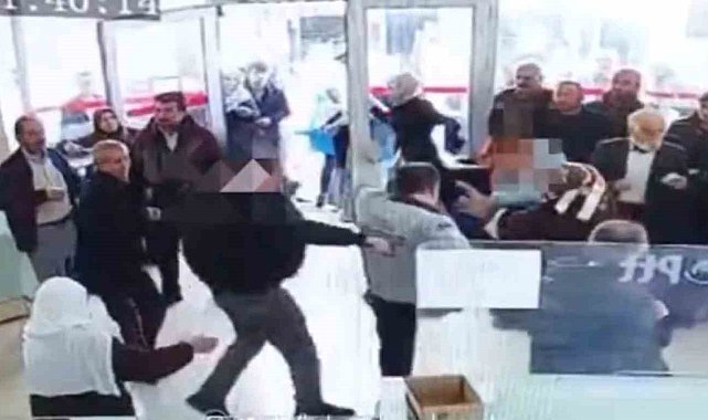 Batman'da güvenlik görevlisinin bıçaklanma anı güvelik kamerasına yansıdı