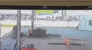 Batman'da otomobilin iki tırın arasında kaldığı anlar güvenlik kamerasına yansıdı